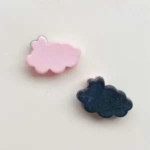 Vue détaillée de breloques en résine en forme de nuage rose et noir pour bricolage DIY