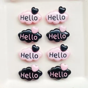 Vue macro d'accessoires en résine rose et noire en forme de nuage avec Hello