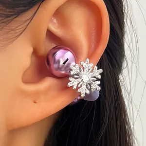 Detalle del clip de oreja con copo de nieve de circonita plateada para auricular bluetooth