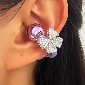 Primer plano del clip de lazo con circonitas y perlas para auriculares inalámbricos