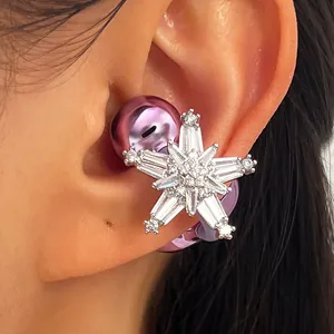Primer plano de clip decorativo de estrella con circonitas para auriculares morados.