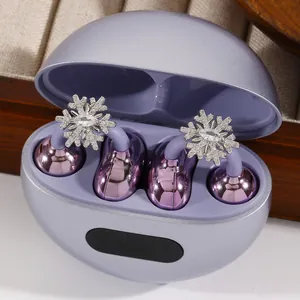 Primer plano de clips de copo de nieve con circonitas en auriculares inalámbricos lila.
