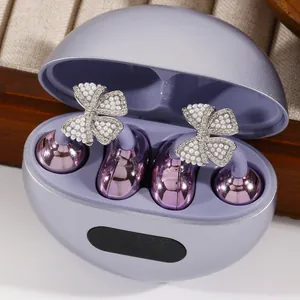 Primer plano de los clips de lazo con perlas para auriculares inalámbricos lilas.