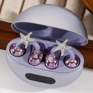 Primer plano de clips de estrella de mar de circón en auriculares Bluetooth morados