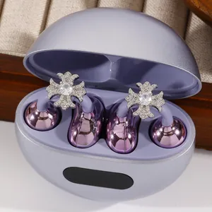 Primer plano de decoración de cruz de circonitas en auriculares Bluetooth morados brillantes