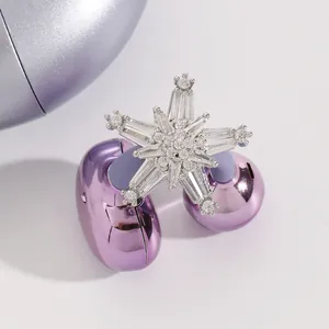 Detalle macro de un clip decorativo de circonita en forma de copo de nieve en auriculares