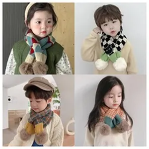 Viste dettagliate di sciarpe in maglia alla moda per bambini con pompon e motivi colorati