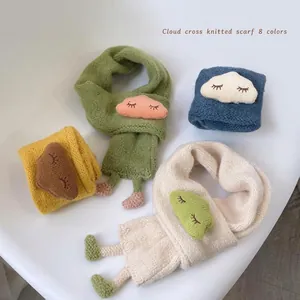 Primo piano di sciarpe in maglia colorate per bambini con decorazioni a nuvola
