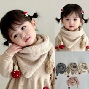 Vista dettagliata della sciarpa in maglia per bambina con graziosi accenti di funghi