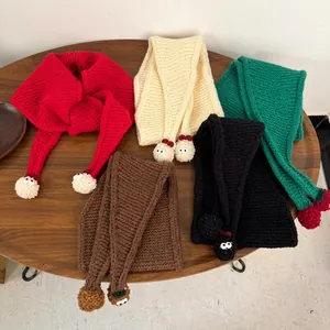 Selezione di borse a tracolla in maglia per bambini in vari colori su tavolo in legno