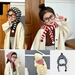 Dettaglio fascia sciarpa in maglia a righe con pon pon per bambini in colori diversi