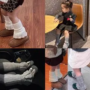 Dettagli di bambini piccoli che indossano mini borse a tracolla in maglia alla moda.