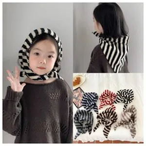 Collage che mostra sciarpa a triangolo a righe per bambini come foulard e scaldacollo
