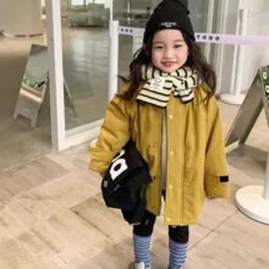 Elegante borsa a tracolla in maglia nera per bambini indossata da una bambina in giallo