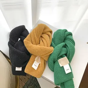 Vista dettagliata di mini borse a tracolla in maglia per bambini in nero giallo e verde