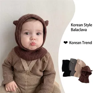 Adorabile passamontagna lavorato a maglia per neonati con orecchie da orso in colori neutri