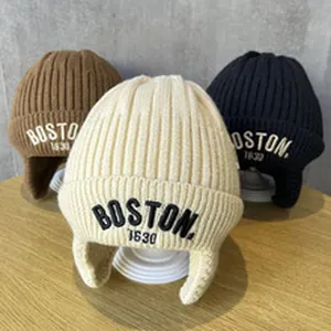 Berretti in maglia per bambini con paraorecchie e ricamo Boston 1630 in bianco, marrone