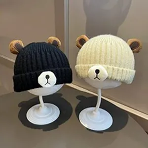 Adorabili berretti in maglia con orecchie da orso per neonati in nero e beige su espositori