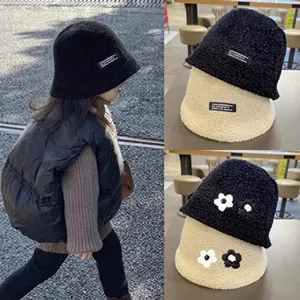 Elegante mini borsa a tracolla lavorata a maglia per bambini in vari colori e indossata