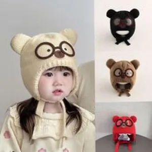 Simpatico cappello lavorato a maglia per bambini e borsa decorativa a forma di orso