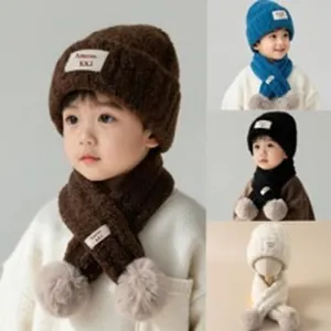 Vista dettagliata del set cappello e sciarpa in maglia per bambini in vari colori