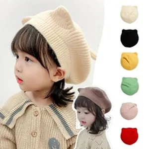 Adorabili baschi in maglia con orecchie da gatto per bambini in vari colori vivaci