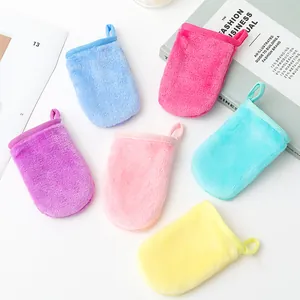 Set aus weichen Flanell-Make-up-Entferner-Handschuhen in vielen leuchtenden Farben.