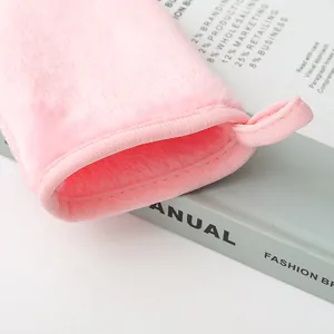 Detailaufnahme des weichen rosa Flanell-Abschminkhandschuhs mit praktischer Schlaufe