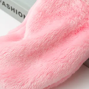 Detaillierte Nahaufnahme der weichen rosa Flanellstruktur des Abschminkhandschuhs