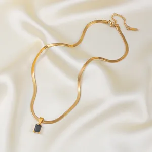 Élégant collier à chaîne serpent dorée orné d'un pendentif rectangulaire en zircon noir