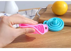 Gros plan d'un entonnoir pliable en silicone montrant sa texture souple et son design compact