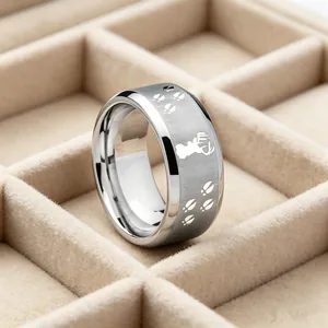 Anillo de acero inoxidable cepillado de 8 mm con cabeza de alce y huellas para hombre