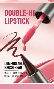 Nahaufnahme eines Doppel-Lippenstifts mit Pinselkopf und Dewy-Wasserglanz-Effekt