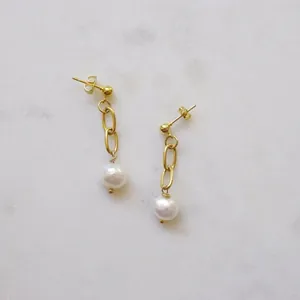 Vista dettagliata di eleganti orecchini pendenti con perle d'acqua dolce e catena in oro 18K