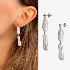 Eleganti orecchini pendenti con perle barocche naturali e placcatura in oro 18 carati.