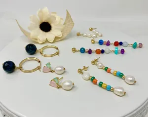 Collection élégante de boucles d'oreilles pendantes en pierres et perles d'eau douce