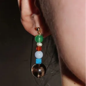 Gros plan détaillé d'une boucle d'oreille pendante vintage en pierre et perle fine