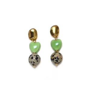 Vue détaillée des boucles d'oreilles cœur vintage avec perles vertes et jaspe dalmate