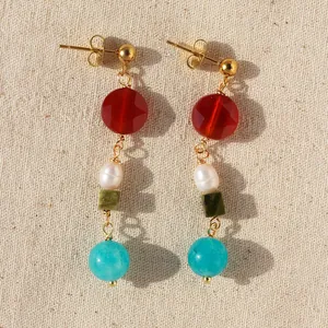 Vue détaillée d'élégantes boucles d'oreilles pendantes en pierres et perles d'eau douce