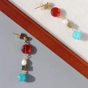 Vue macro montrant la texture des pierres naturelles et perles d'eau douce sur boucles