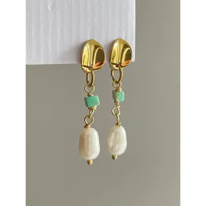 Vue détaillée de boucles d'oreilles élégantes avec pierres naturelles vertes et perles
