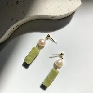 Boucles d'oreilles pendantes élégantes en pierre naturelle et perle d'eau douce dorées