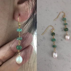 Boucles d'oreilles pendantes en pierre naturelle verte et perle d'eau douce dorées.