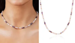 Primer plano de collar de cuentas de piedra natural con cuentas cilíndricas moradas y rosas