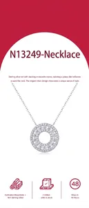 Détail du collier en argent sterling 925 avec un pendentif circulaire en moissanite.