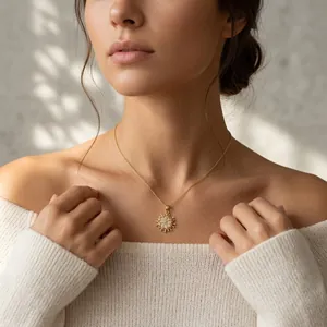 Elegante Nahaufnahme einer goldenen Halskette mit Schneeflocken-Anhänger am Modell.