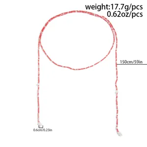 Detailansicht der 150 cm langen roten Perlenkette mit weißen Perlen und Maßangaben.
