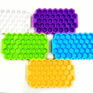 Vista dettagliata di vaschette per ghiaccio in silicone a nido d'ape a 37 fori colorate