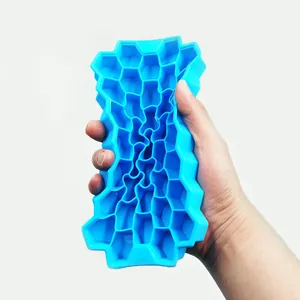Vaschetta per cubetti di ghiaccio in silicone blu flessibile che mostra la sua elasticità