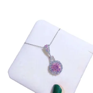 Nahaufnahme einer Vintage Halskette mit rosa Kristallblüte und funkelnden Kristallen